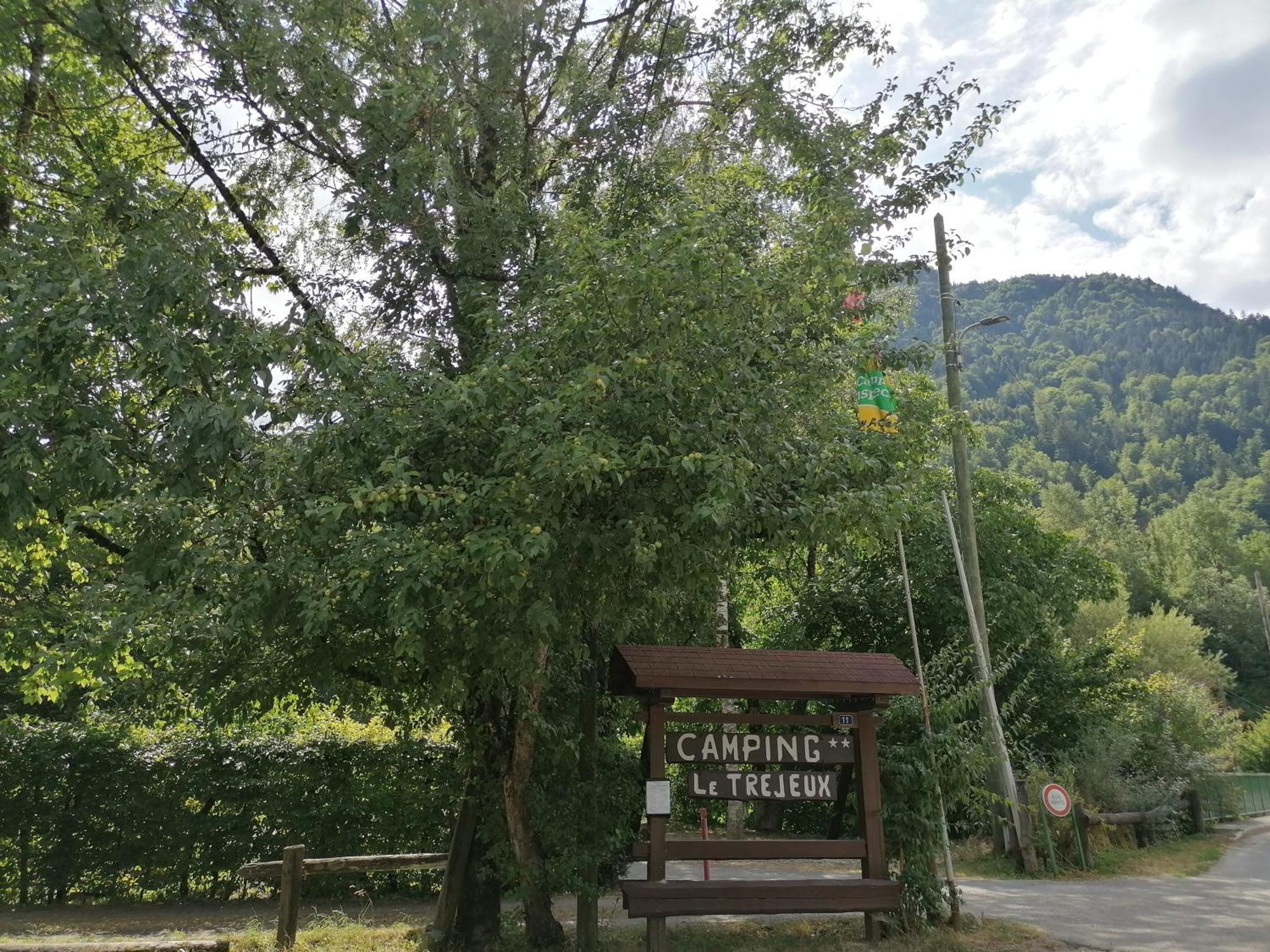 Camping Le Trejeux - Petit Chalet Thones Exterior photo